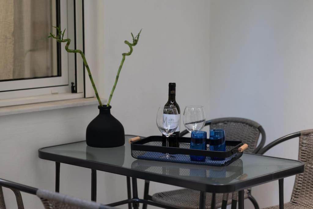 Apartamento Stylish Abode Under Acropolis W/ Sunny Courtyard! Atenas Exterior foto