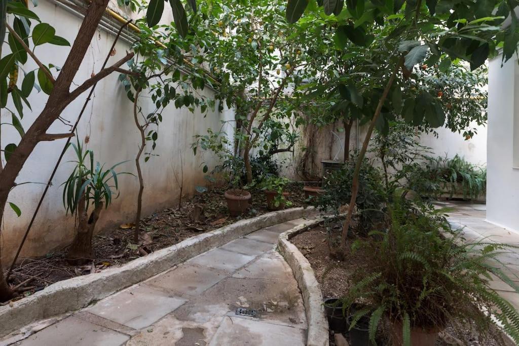 Apartamento Stylish Abode Under Acropolis W/ Sunny Courtyard! Atenas Exterior foto